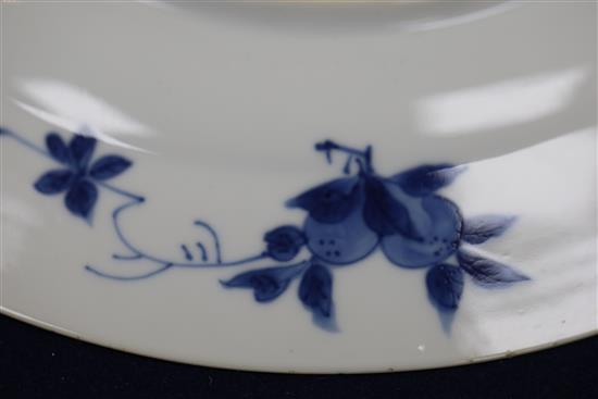 A pair of Chinese blue and white ladies plates, Kangxi period, Diam.21cm